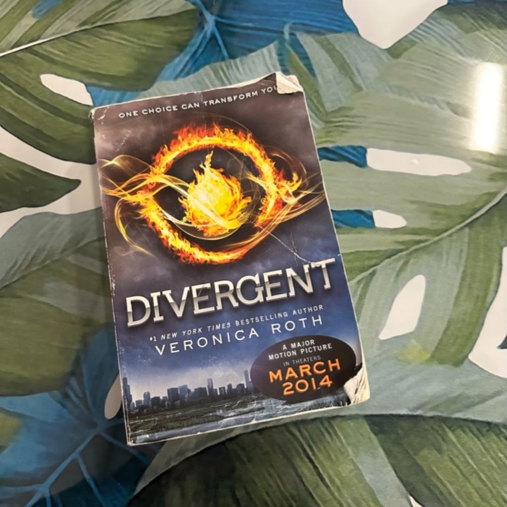 Best Selling Book "Divergent" by Veronica Roth